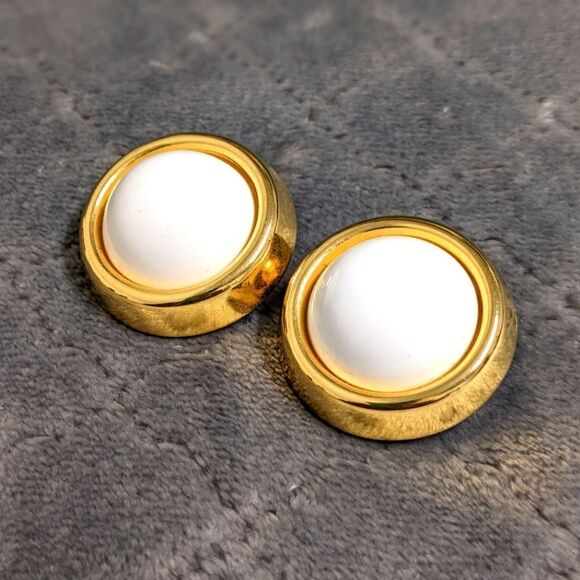 Vintage Trifari Goldtone & White Large Button Clip Earrings - Picture 1 of 9